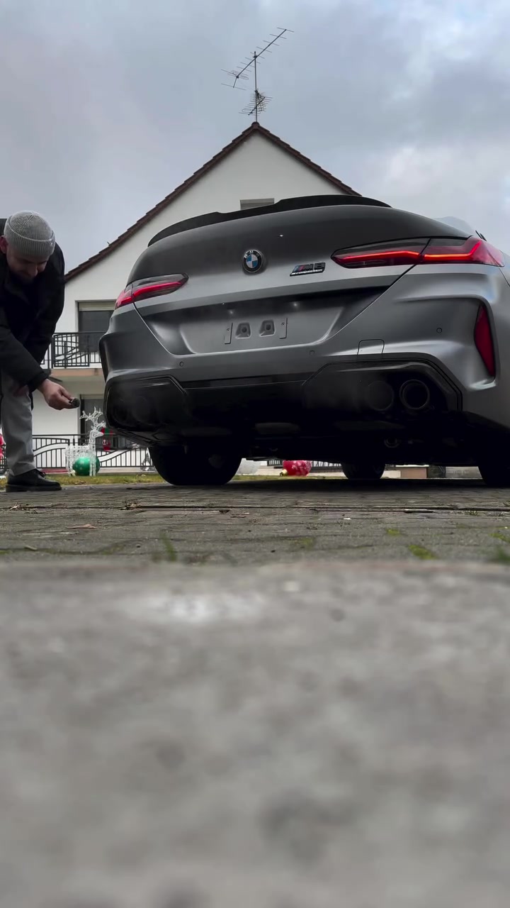 Reale Aufnahme eines BMW M8 bei der Fahrzeugprüfung