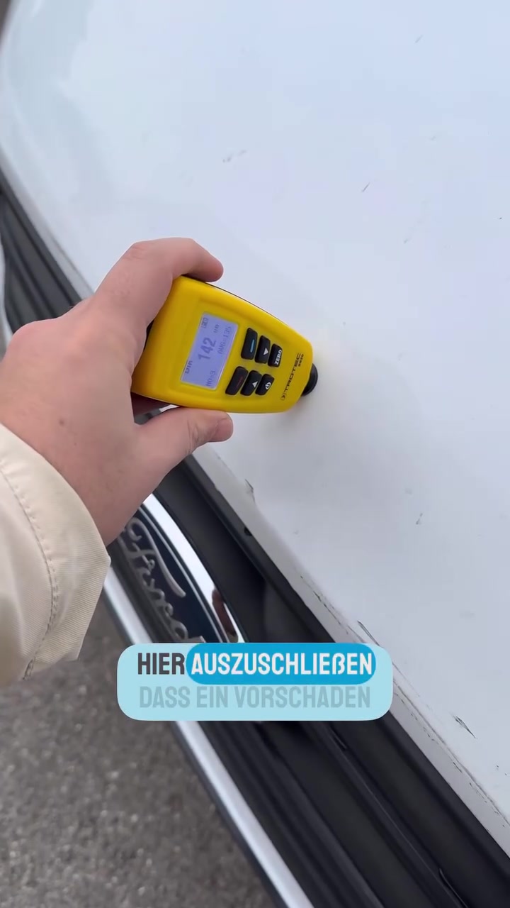 Lackschichtmessung mit einem digitalen Messgerät am Fahrzeug